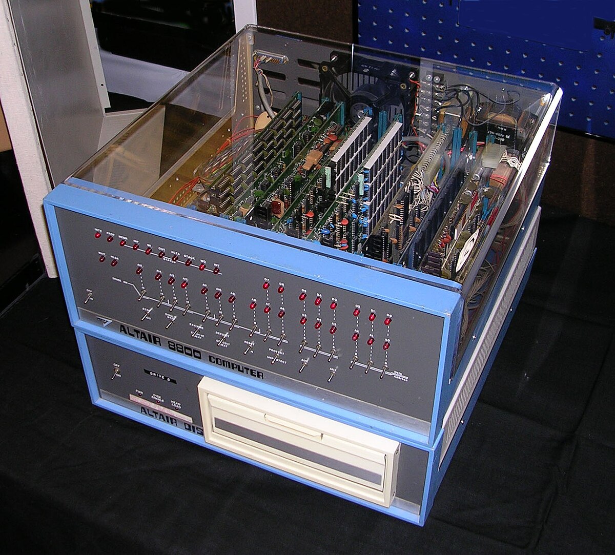 Altair 8800 · 1975 · MITS · 第一台热卖的家用微型电脑